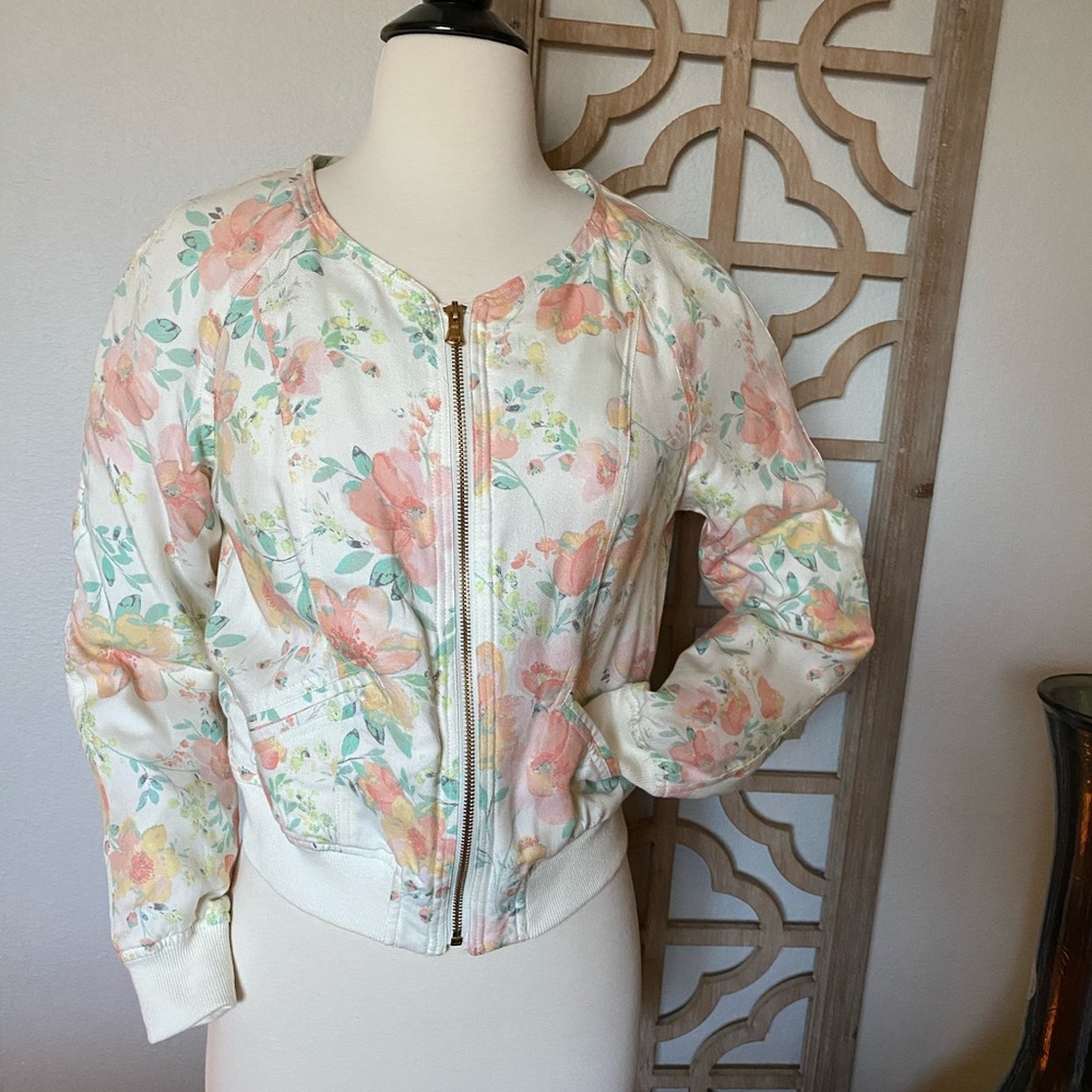Candie’s cute short jacket Size Small in pastels.